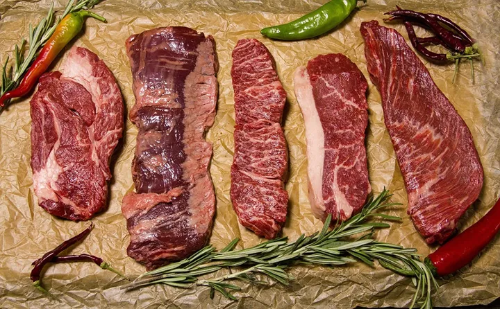 Bild på fem olika typer av köttbiffar