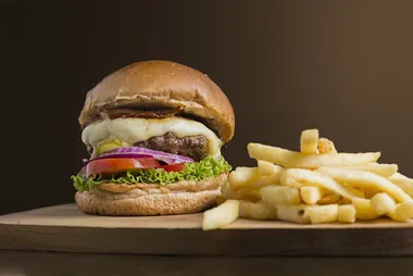 Bild på en hamburgare och pommes frites