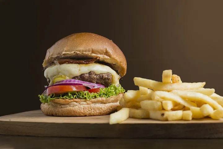 Bild på en hamburgare och pommes frites