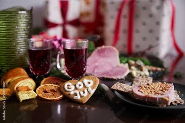 Julmat med skinka och pepparkaka där det står god jul i vit kristyr