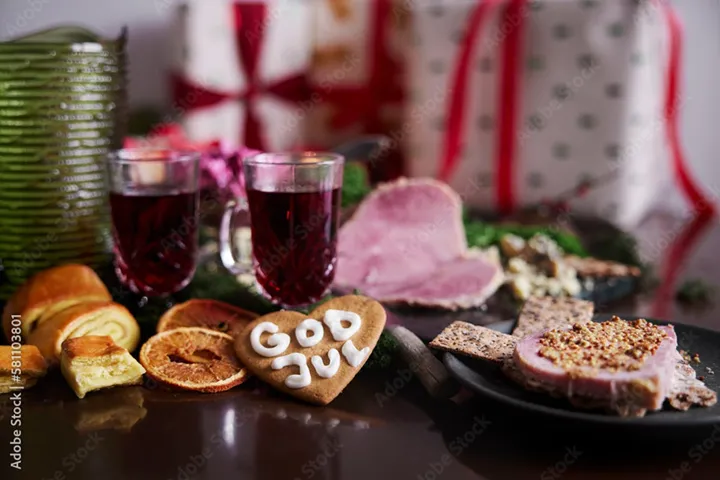 Julmat med skinka och pepparkaka där det står god jul i vit kristyr