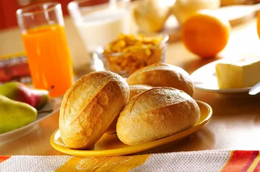 Frukostbord med ett fat med små baguette