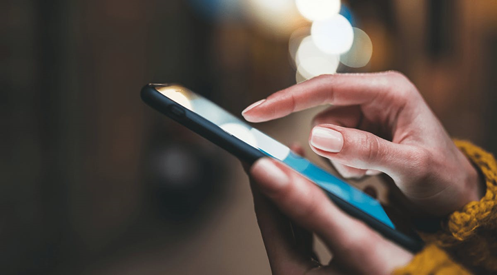 Person som skriver på sin smarttelefon
