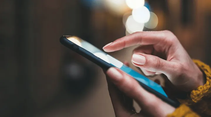 Person som skriver på sin smarttelefon