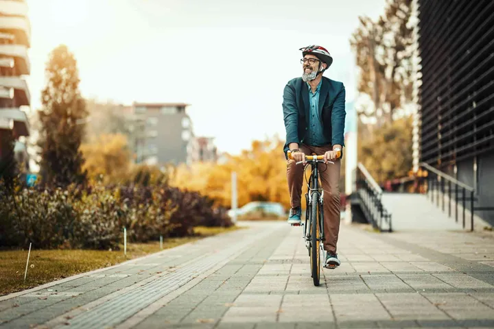 Person cyklar utomhus en höstdag